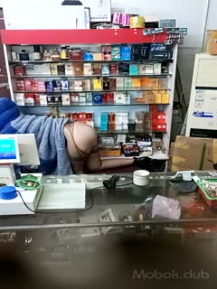 煙酒便利店風情熟女老板娘深夜看店兼職果聊,穿著睡衣坐收銀臺上張開腿紫薇-did